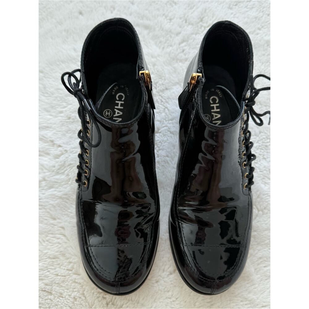 Chanel Lace Up Ankle Boots Black Patent Leather Block Heel CC  39 EU